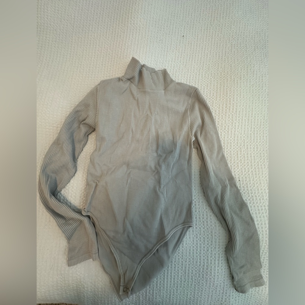 FOREVER 21 TURTLENECK TOP